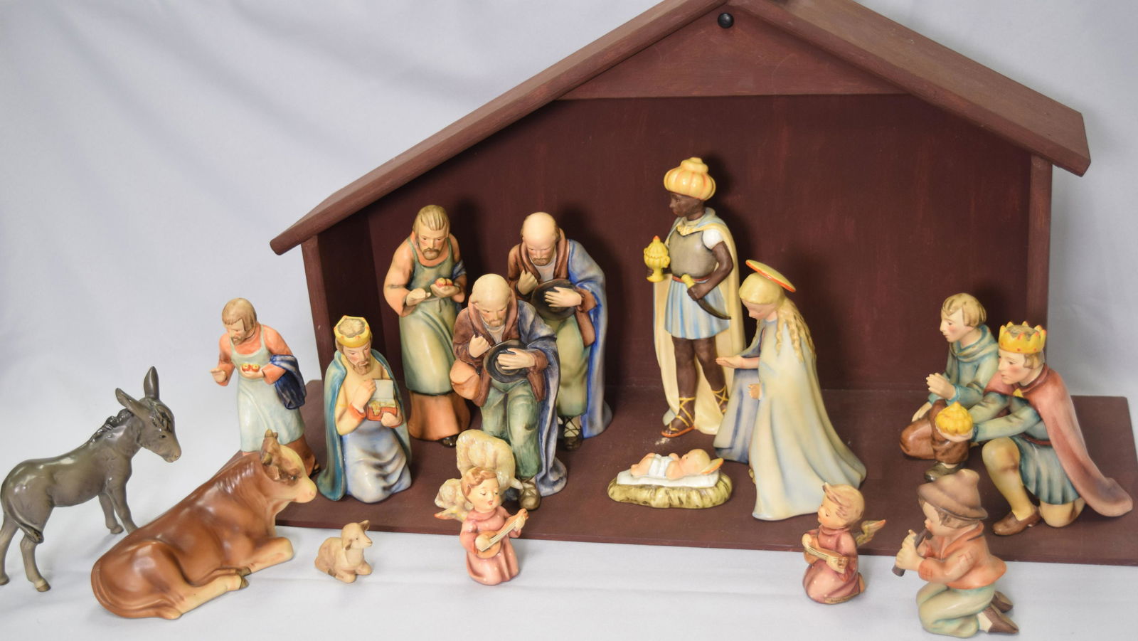 214 HUMMEL FIGURINES NATIVITY SET: (1 of 5)