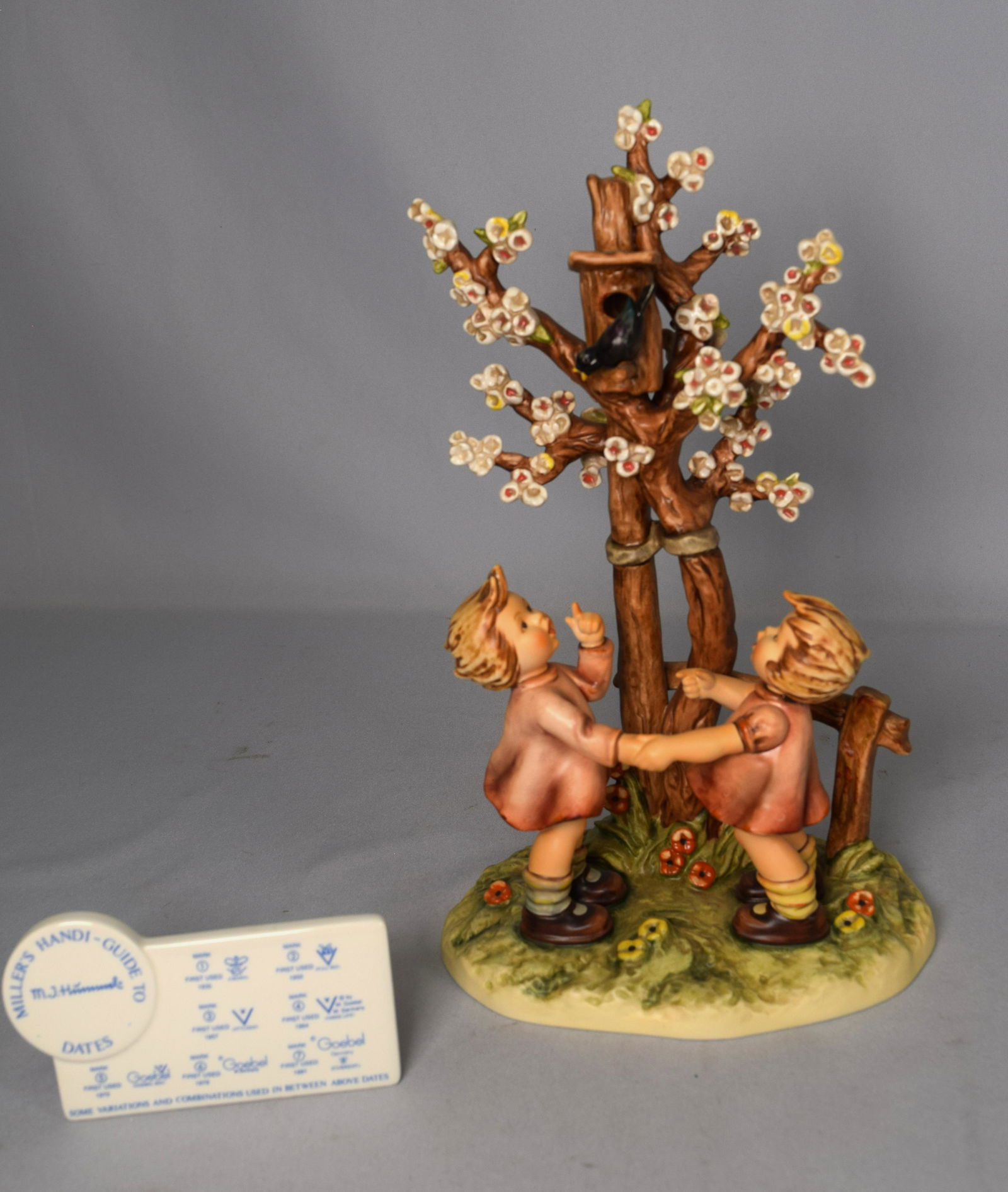 635 HUMMEL FIGURINE: (1 of 4)