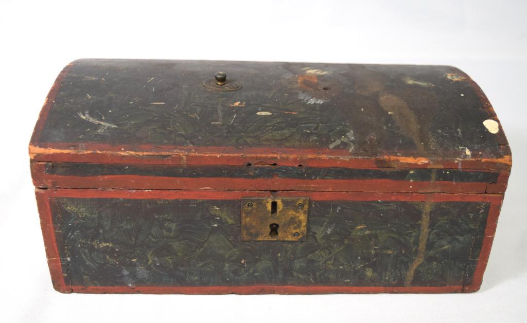 19 TH C SPONGE PAINTED & STENCILED DOME TOP BOX:: Probably New England or Pennsylvania. Painted in shades of green and black with red edge stenciled borders. Measures 11 ¾ inches wide x 6 inches deep x 5 inches tall. Dove tail construction. Missing
