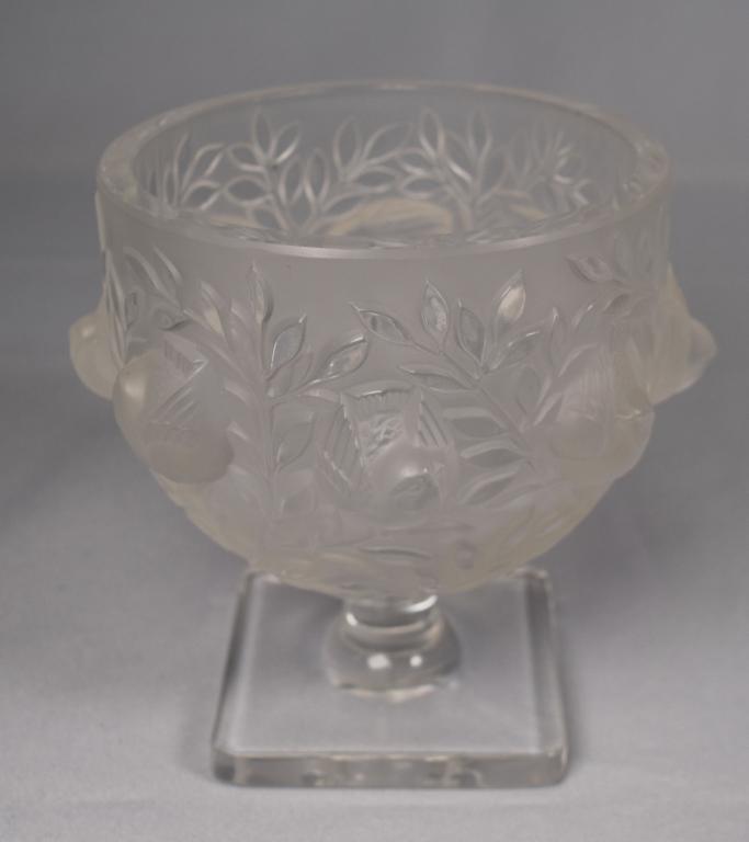 LALIQUE SPARROWS FOOTED GLASS VASE (1 of 4)