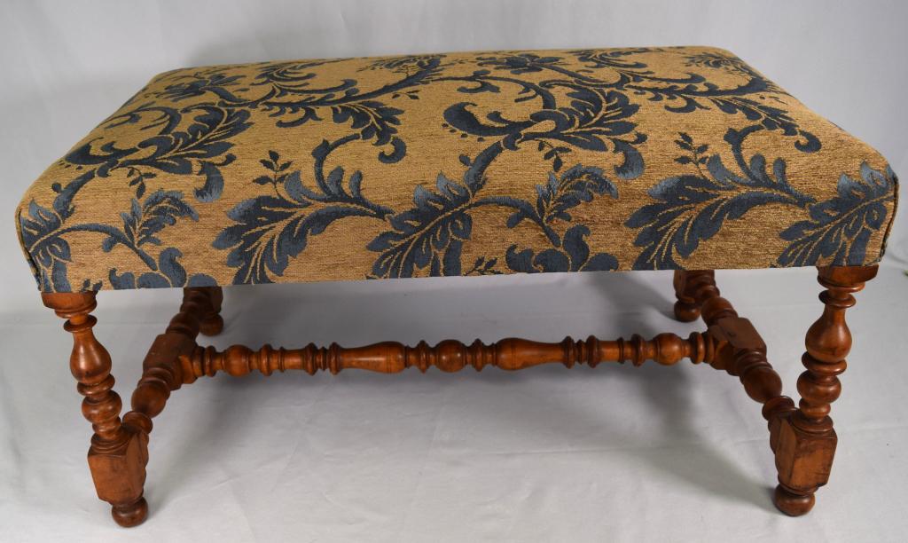 WILLIAM & MARY STYLE UPHOLSTERED BENCH: (1 of 12)