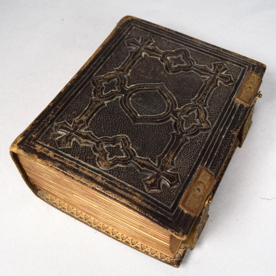 UNION OHIO 36TH CIVIL WAR INFANTRY CDV ALBUM: 22 Identified and signed Ohio 36th infantry family album. Before the battle of Antietam 1862. Union Civil War Images are signed by Civil War soldiers and Officers 1) Signed Col. Melvin Clarke 36th Ohi