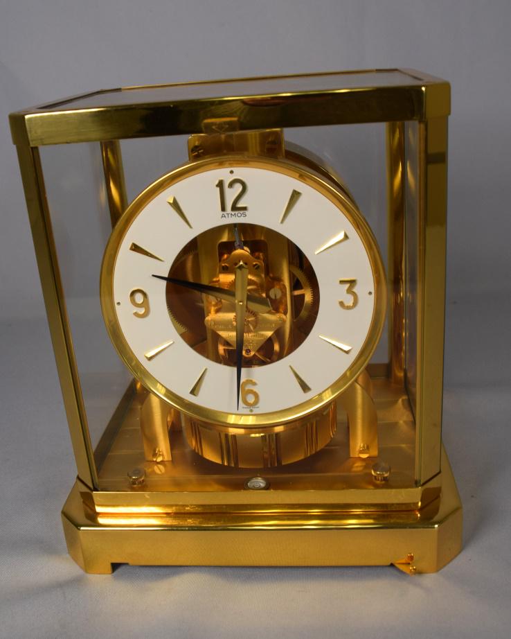 JAEGER LE COULTRE ATMOS MANTLE CLOCK: Le Coultre Atmos perpetual motion brass and glass clock, marked: "Fifteen 15 Jewels VXN Switzerland. 9 inches tall x8 inches wide x 6 1/4 deep. Good condition.