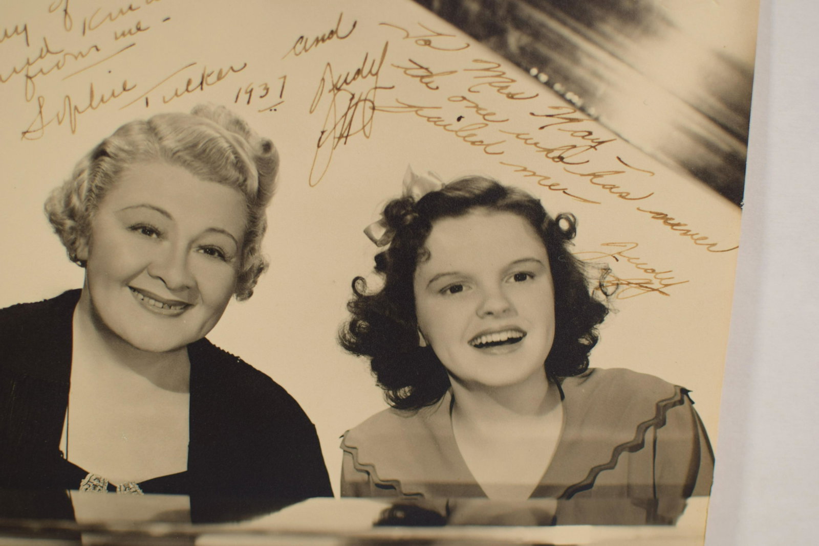 1937 JUDY GARLAND & SOPHIE TUCKER SIGNED PHOTO (1 of 4)