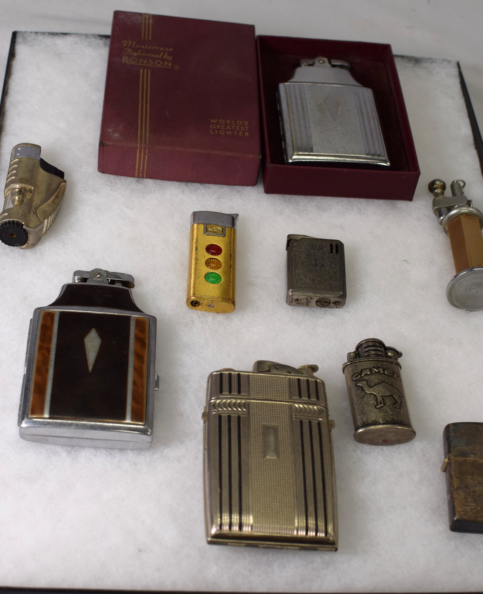 (on-9) VINTAGE CIGARETTE LIGHTER (1 of 4)