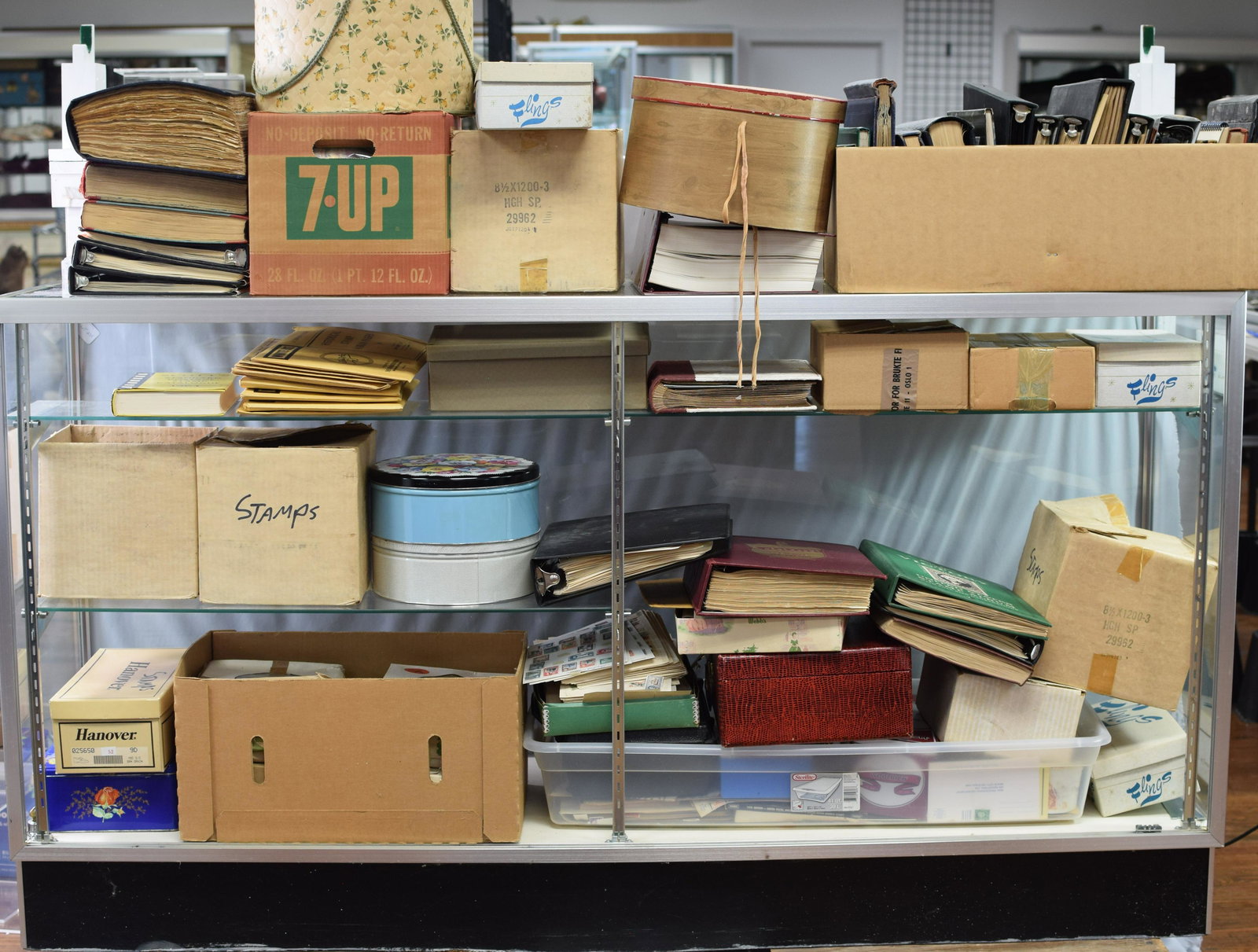 ENORMOUS US & WORLD STAMPS & ASSORTMENT (1 of 12)