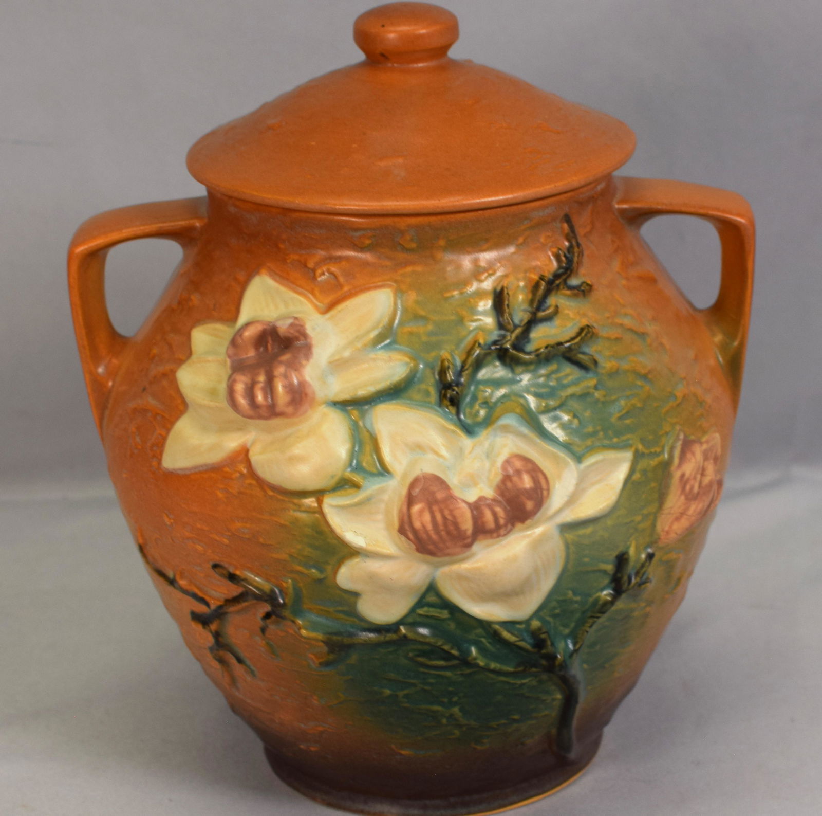 ROSEVILLE ART POTTERY MAGNOLIA COOKIE JAR (1 of 8)