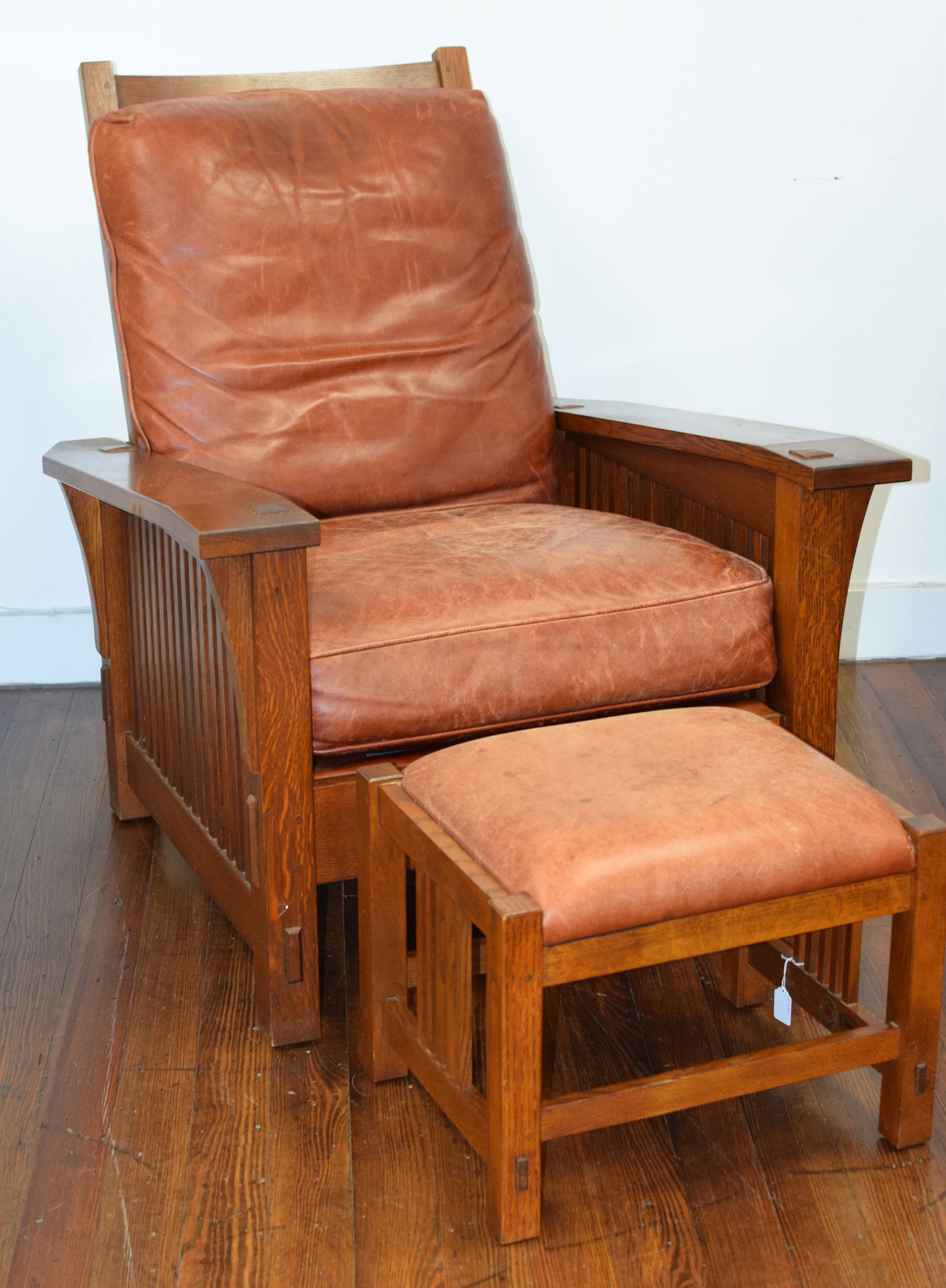STICKLEY ARM ARTS & CRAFTS MORRIS CHAIR & OTTOMAN: L & J G Stickley re-issue. Highest quality handcrafted craftsman 2007. Bent arm Morris chair with ottoman with leather seat and top. This Morris Chair and ottoman are by the StickleyCompany. Arts & Cr