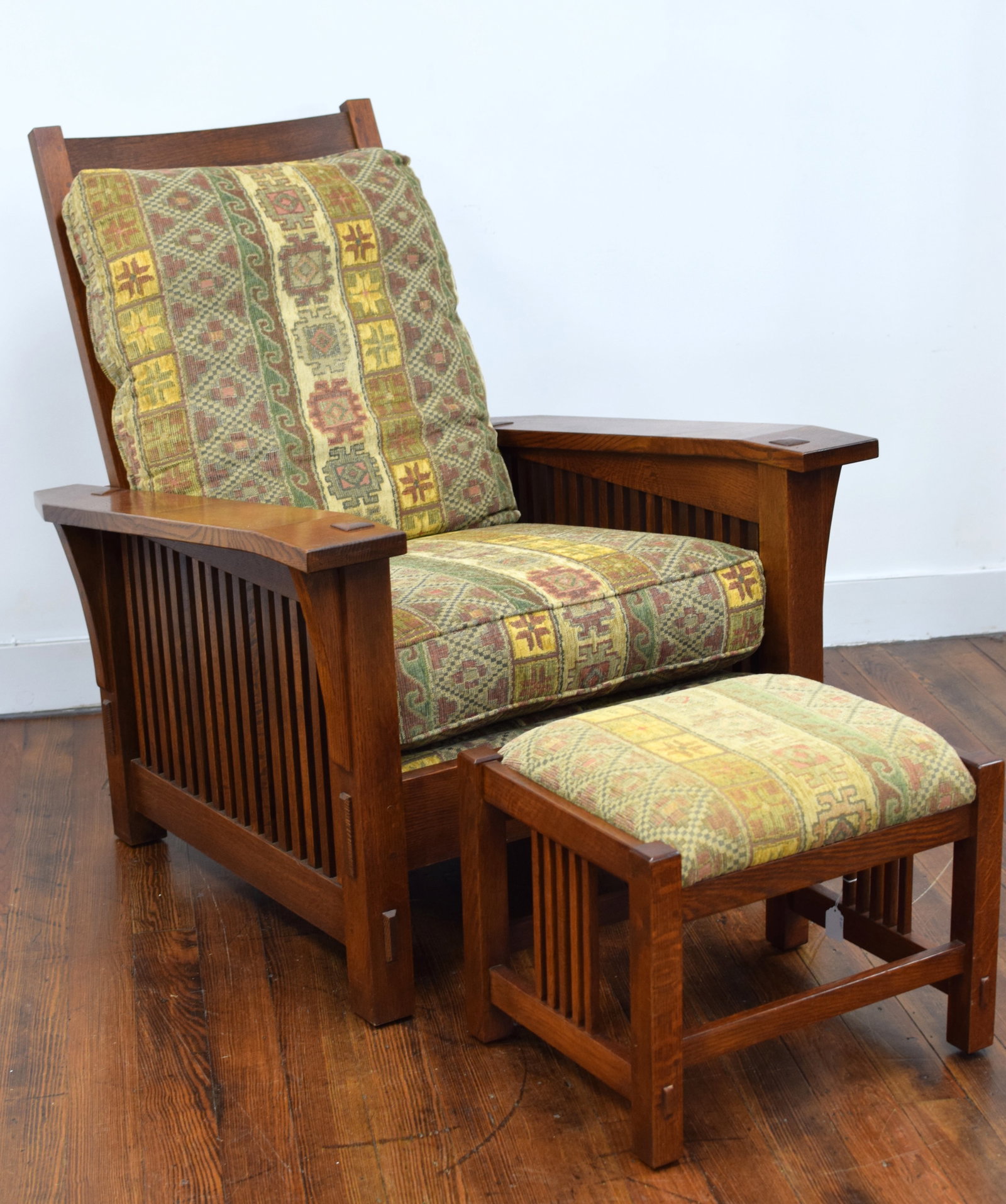 STICKLEY ARTS & CRAFTS MORRIS CHAIR & OTTOMAN: Highest quality handcrafted craftsman 2007 re- issued Stickley Bent arm Morris chair with ottoman with cloth seat and top. Wonderful Morris chair & ottoman. Contemporary Stickley. This Morris Chair an