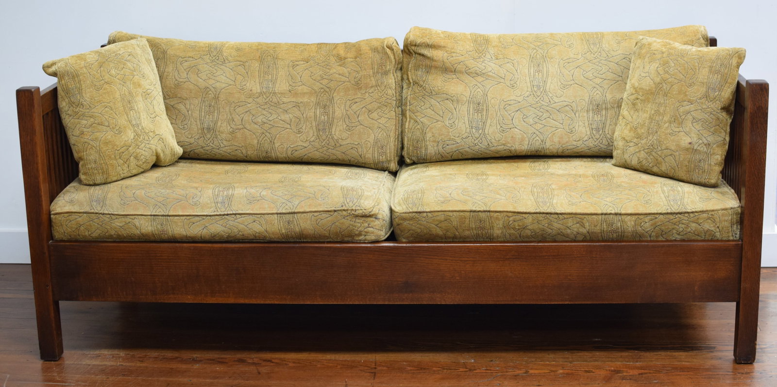 L&JG STICKLEY MISSION REISSUE OAK SPINDLE SETTEE: Highest quality handcrafted craftsman. L & JG Stickley reissue oak upholster spindle settee or sofa. Wonderful sofa or settee of this style. Contemporary Stickley. This couch or settee are by the Stic