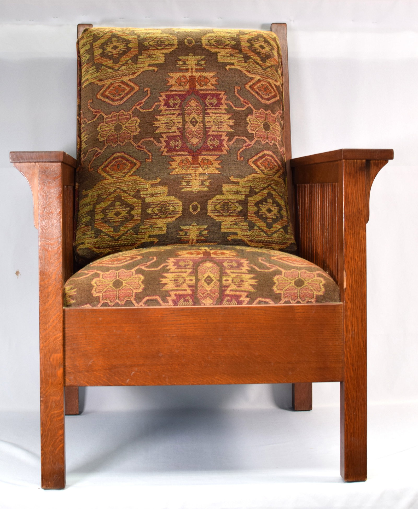 STICKLEY OAK ARTS & CRAFTS SPINDLE ARM CHAIR: L & JG Stickley oak arts and crafts contemporary fixed-back spindle flat arm chair. Highest quality handcrafted craftsman chair. Upholstered in prairie school design for seat and back. Chip onfront vi