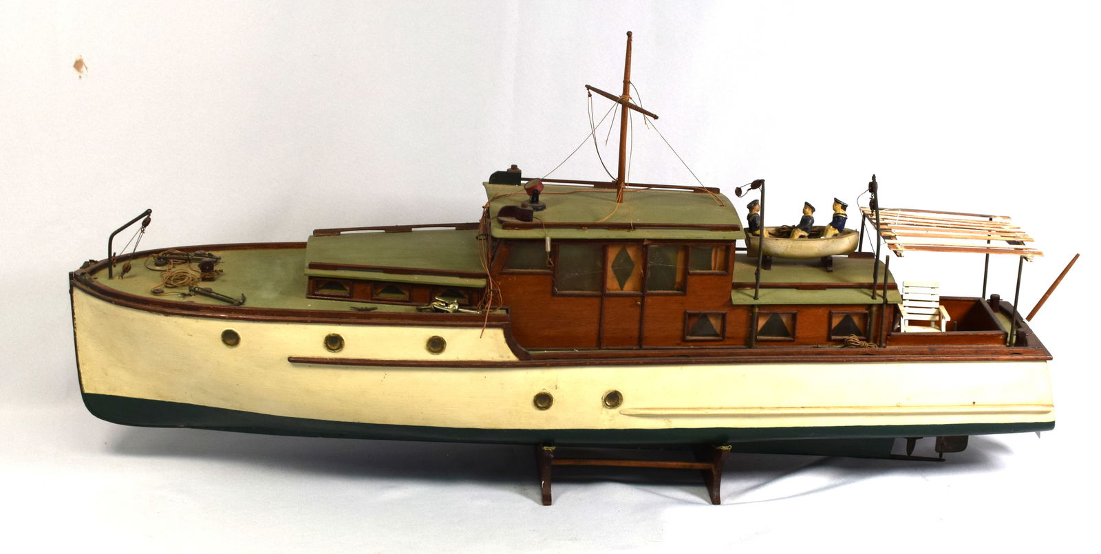 HAND CRAFTED REMOTE CONTROL CABIN CRUISER YACHT (1 of 12)