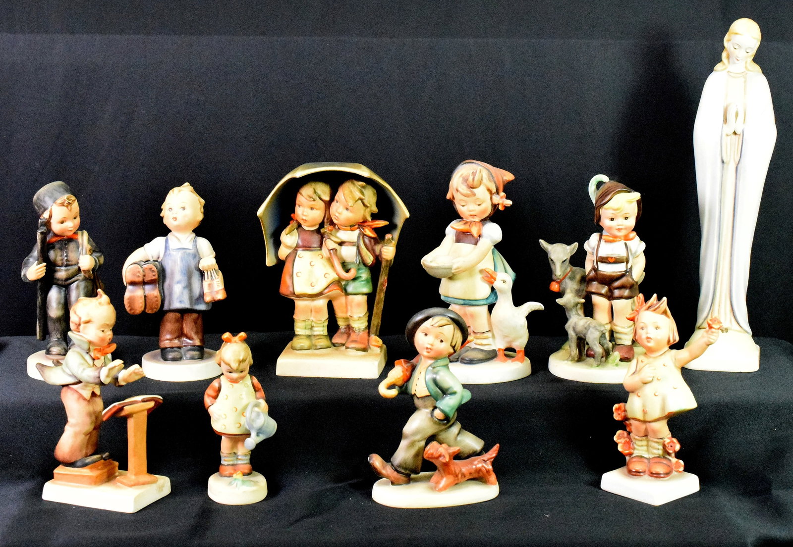 (on-10) FULL BEE PORCLAIN FIGURES: Consist of Full Bee marks. All in good condition. Numbers 143/0, 129 (dirty), 197/1, 12/1, 5, 74, 200, 71, 72, 46/0. Shipping 14 x 14 x 12 inches and 4 pounds.
