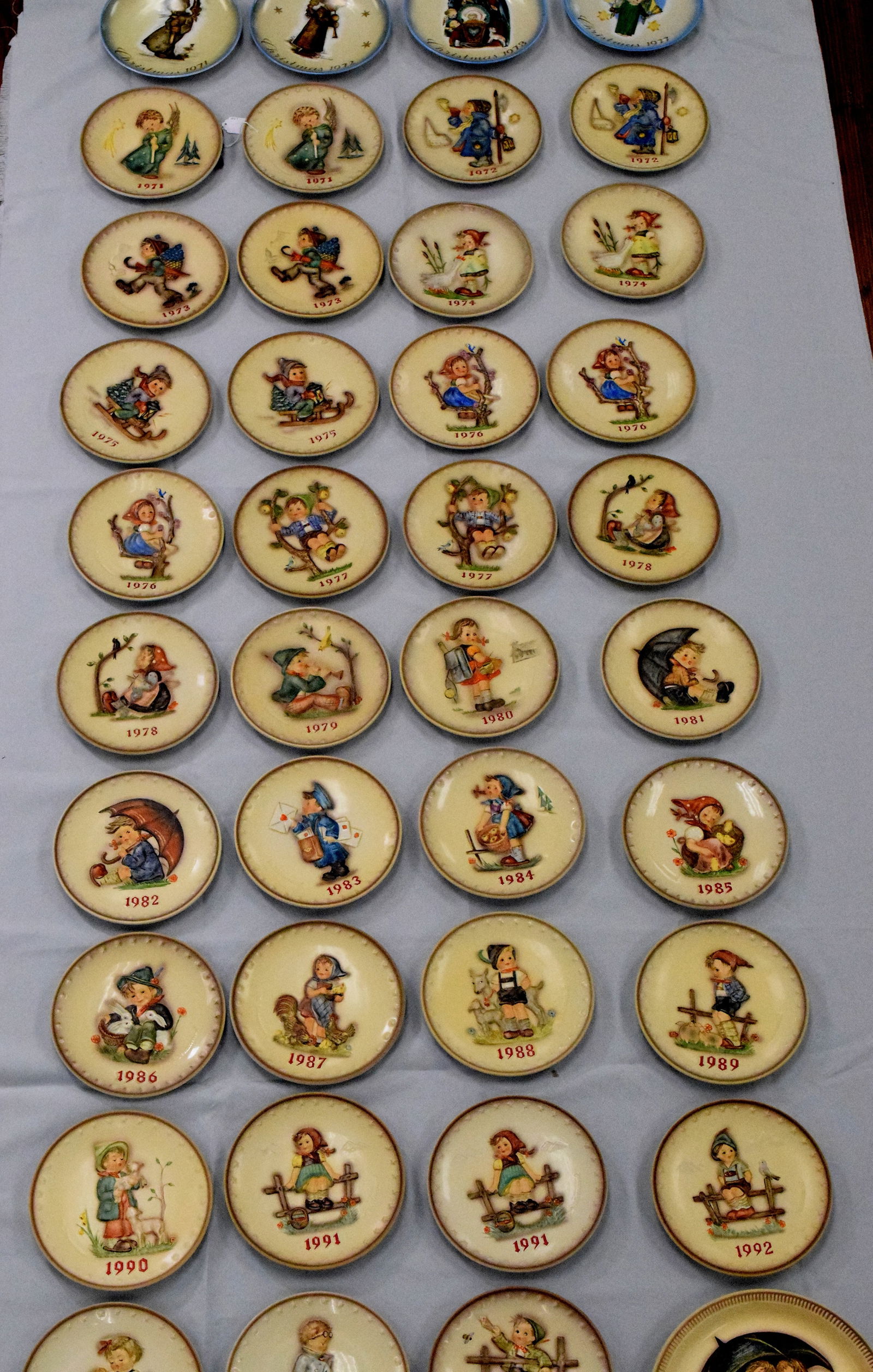 (on-40) HUMMEL PLATES & ONE PLATE (1 of 17)