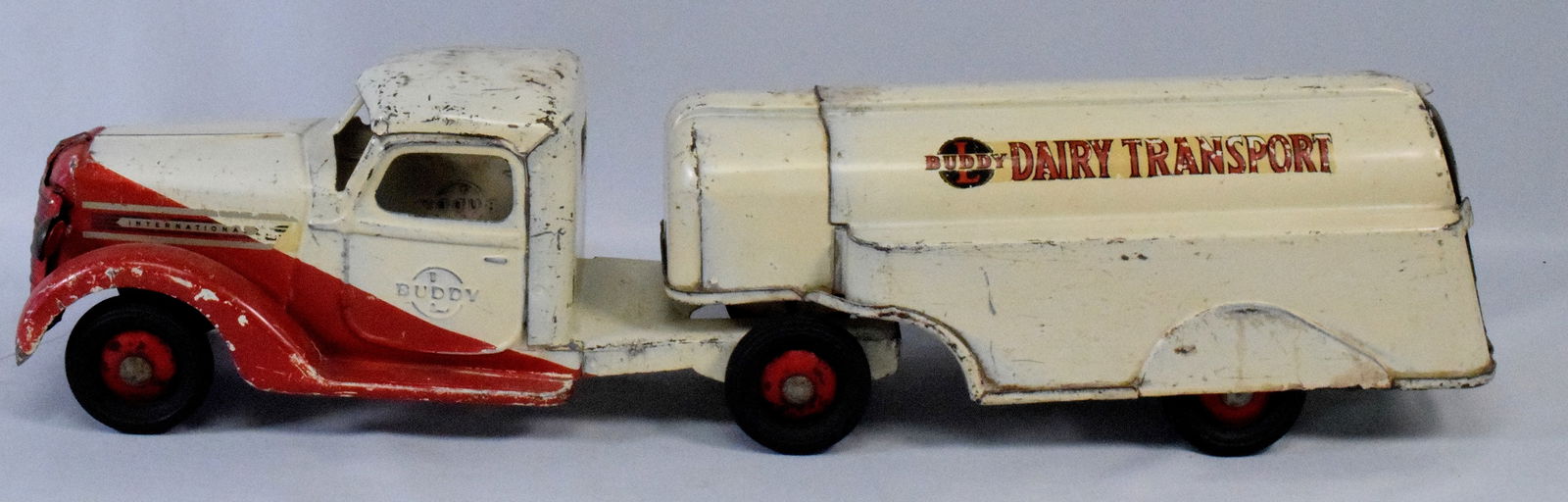 BUDDY L INTERNATION DAIRY TRANSPORT TRUCK (1 of 12)