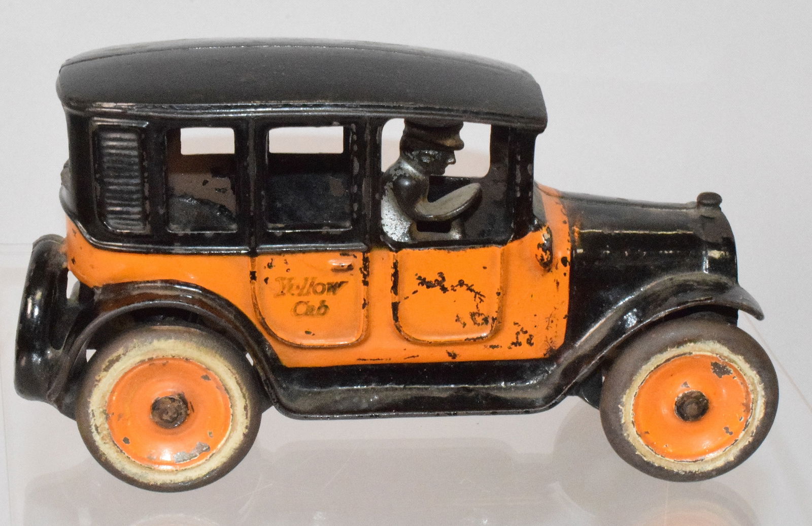 ARCADE CAST IRON YELLOW CAB TOY (1 of 6)