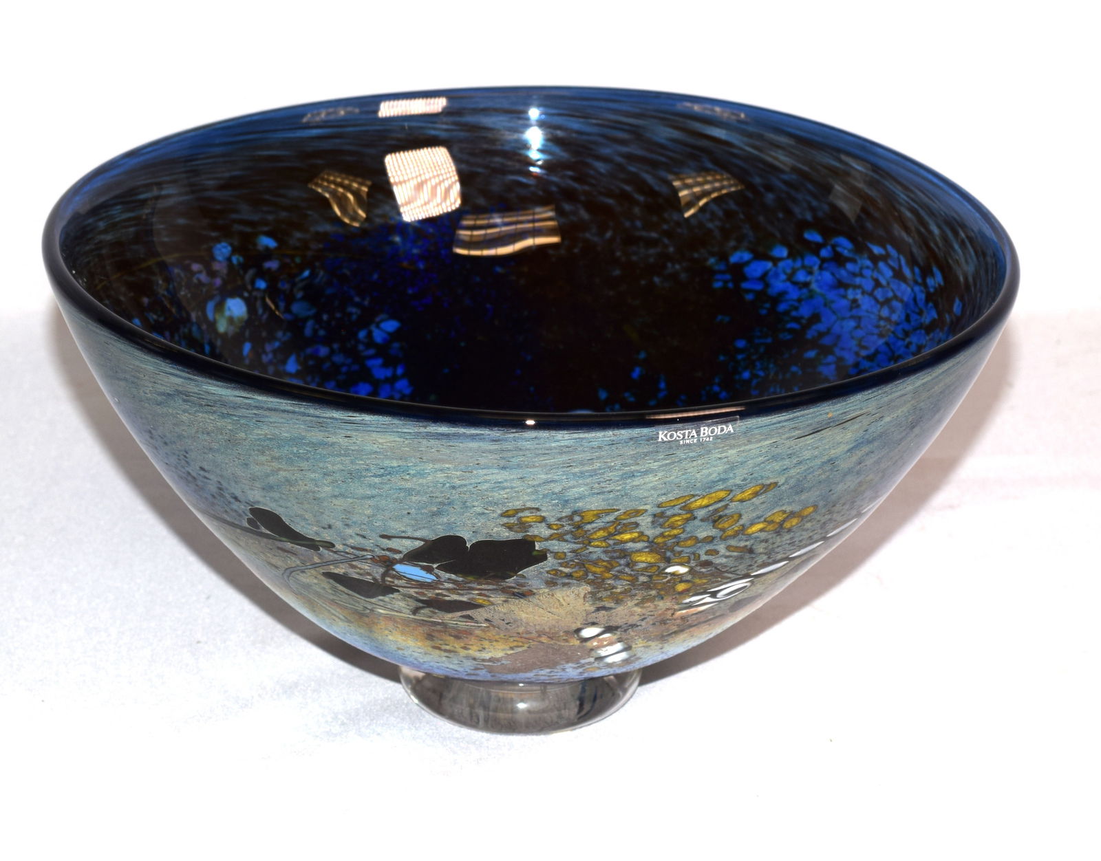 BERTIL VALLIEN KOSTA BODA SATELITE ART GLASS BOWL: Signed kosta Boda Ateuer B. Vallien with numbers. Exterior iridescent blue and green modern abstract design. Hand done. Good condition. 5 1/2 inches tall x 10 inches diameter. 5 pounds.