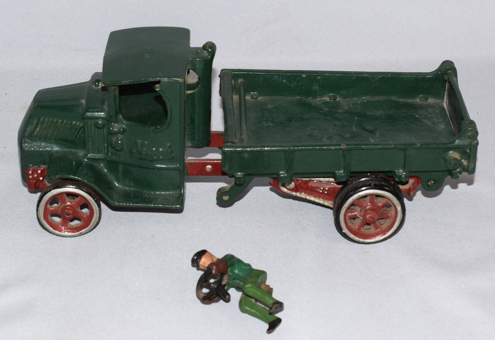 ARCADE CAST IRON MACK DUMP TRUCK (1 of 5)
