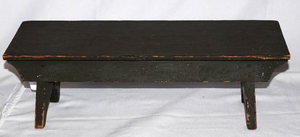 19TH NEW ENGLAND FOOT STOOL CRICKET