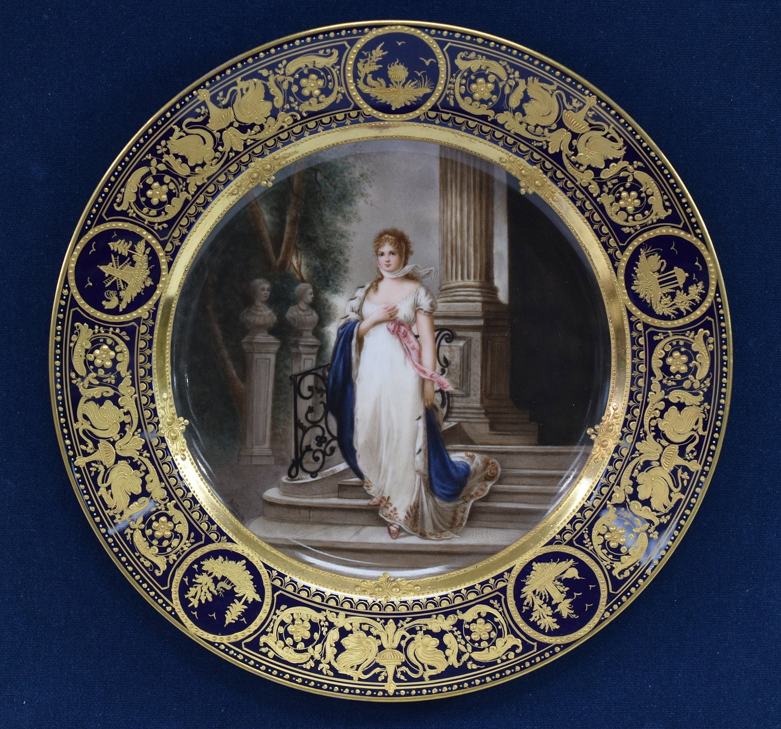 ROYAL VIENNA QUEEN BEEHIVE QUEEN LOUISE PLATE (1 of 7)