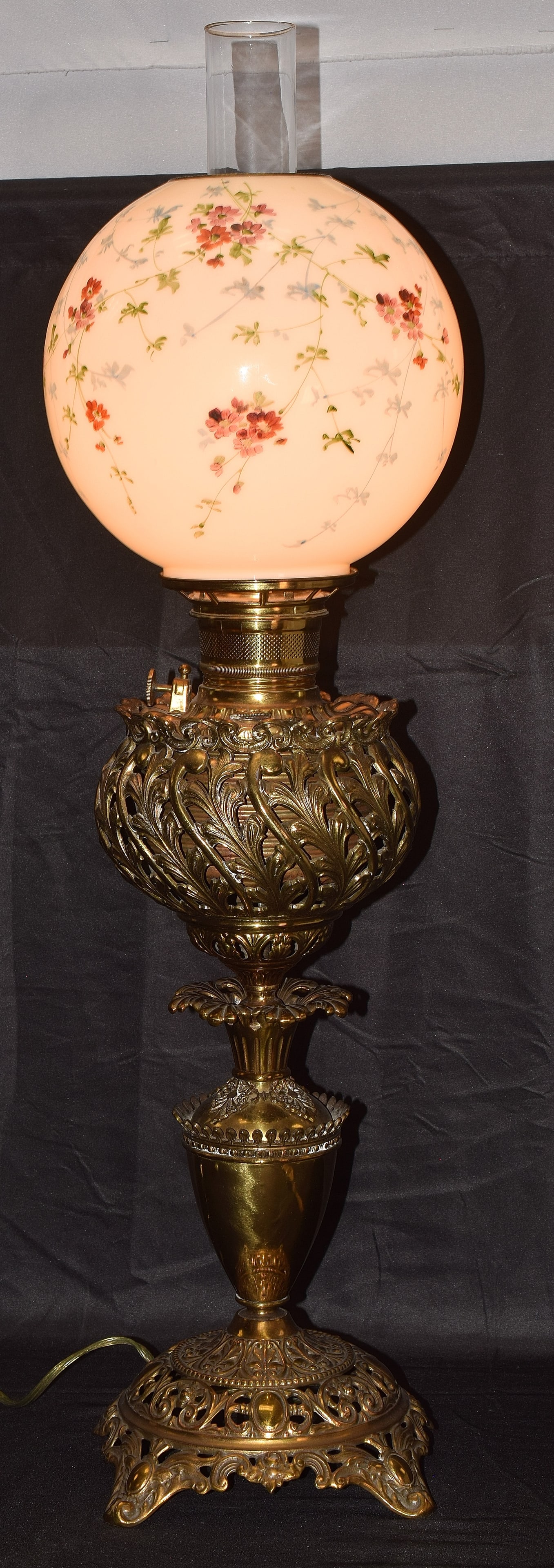 VICTORIAN BRASS BANQUET LAMP (1 of 8)