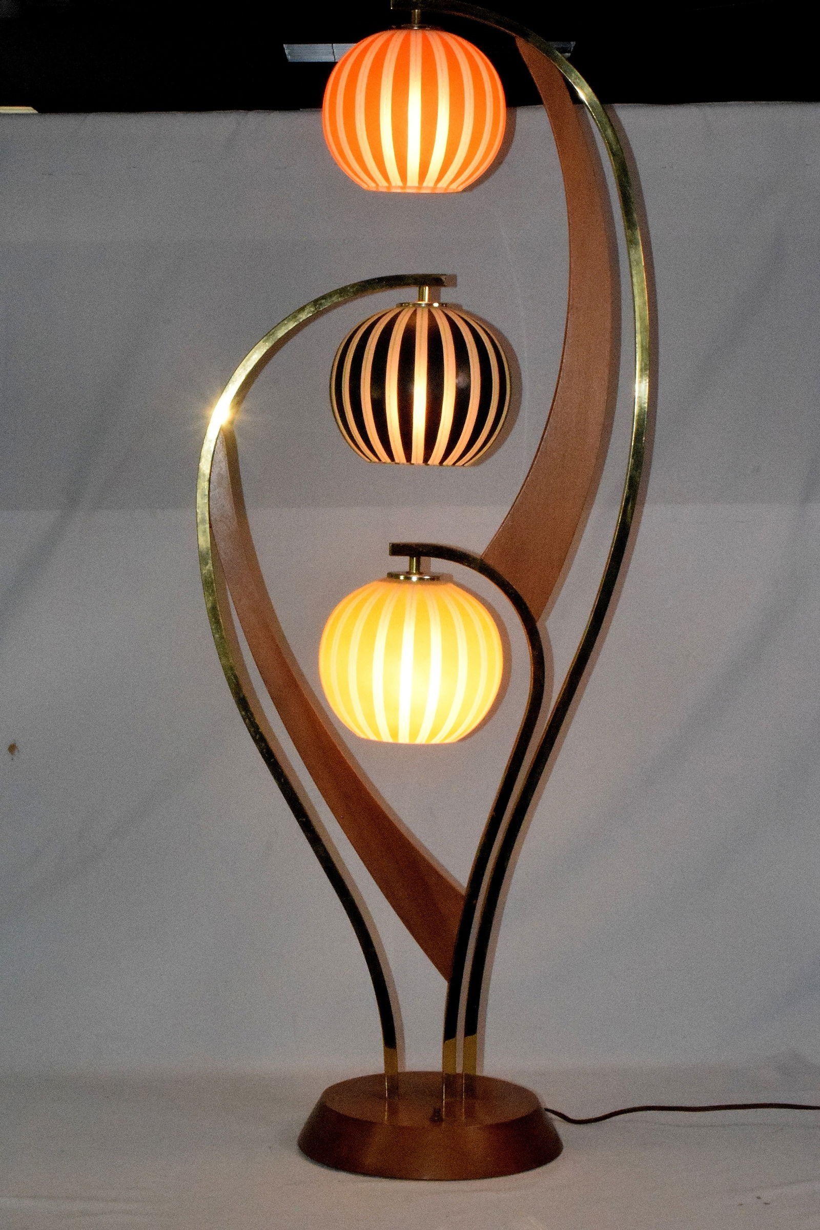 MID CENTURY MODERN WALNUT & BRASS 3 GLOBE LAMP (1 of 6)