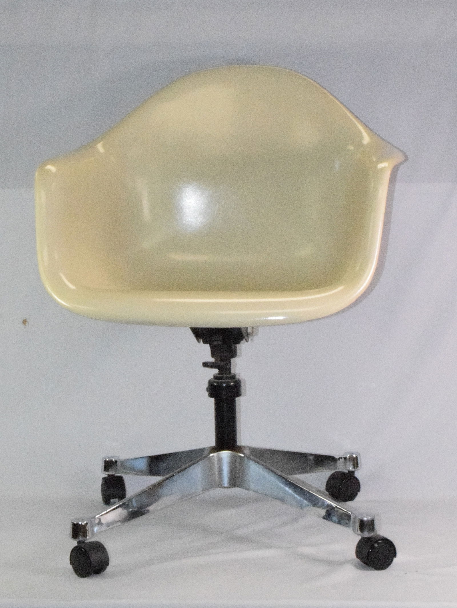 CHARLES EAMES HERMAN MILLER SHELL OFFICE CHAIR (1 of 20)