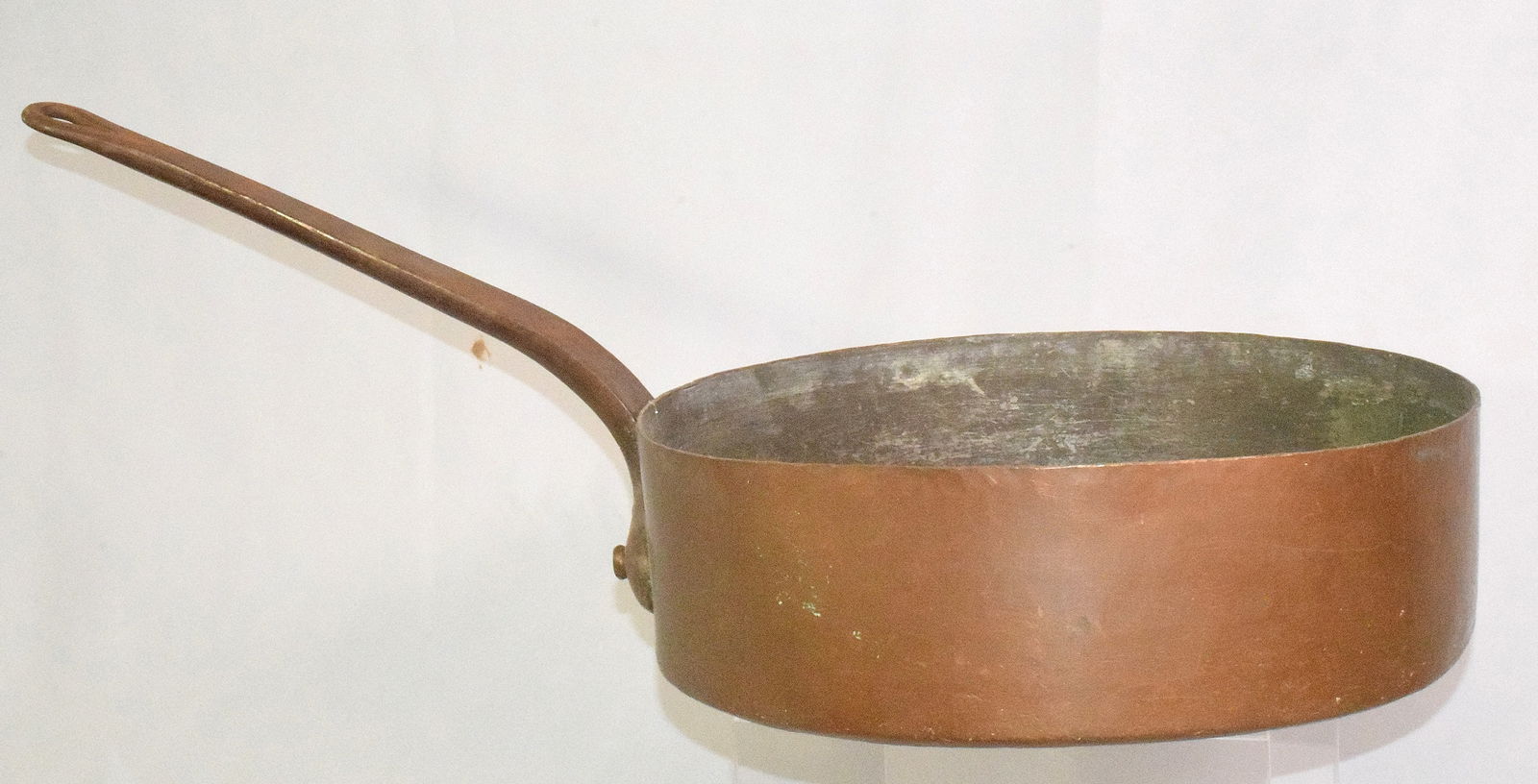 HUGE SHALLOW LONG HANDLE COPPER PAN (1 of 13)