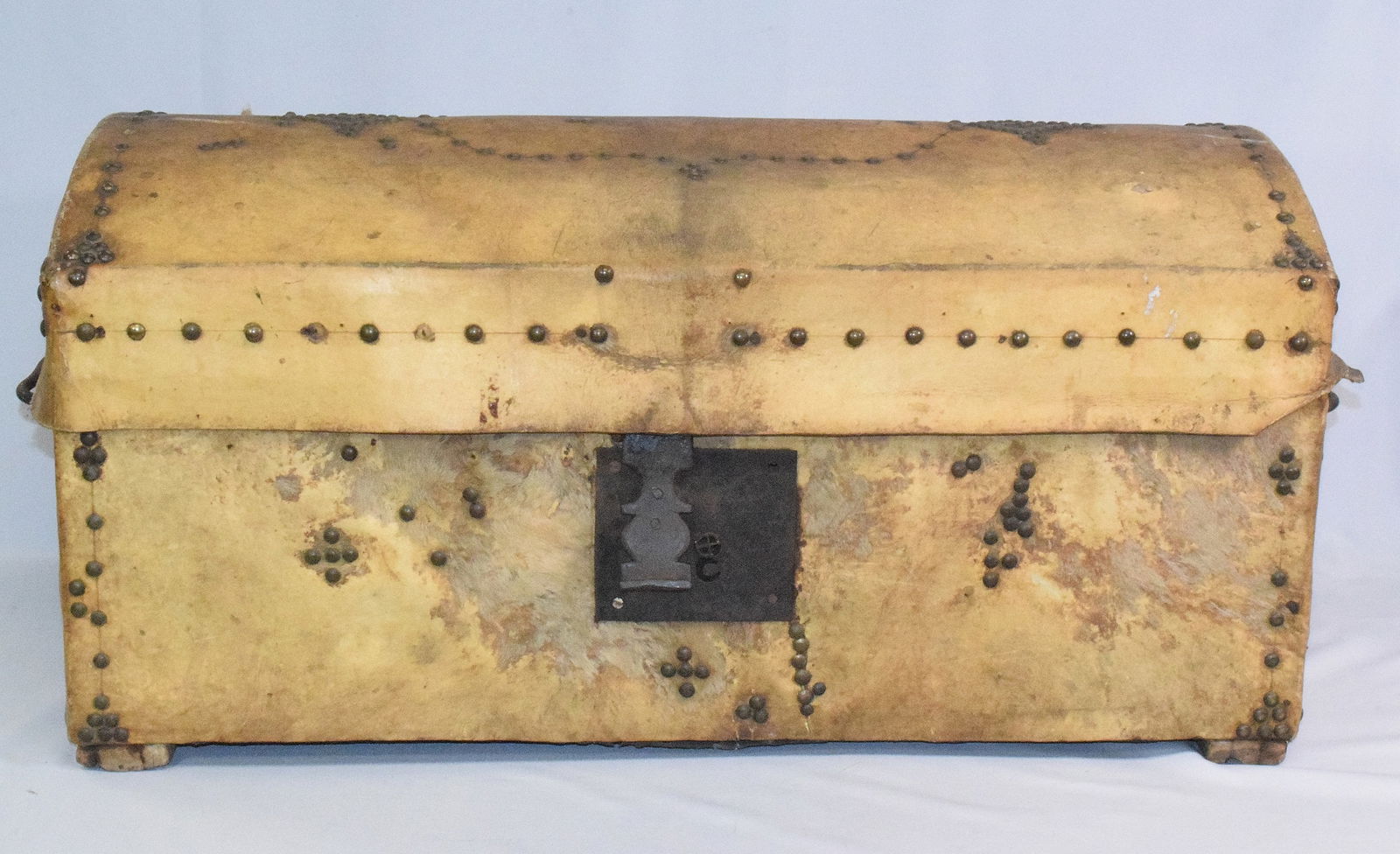 ANTIQUE STEER HIDE COVERED STAGECOACH TYPE TRUNK (1 of 13)