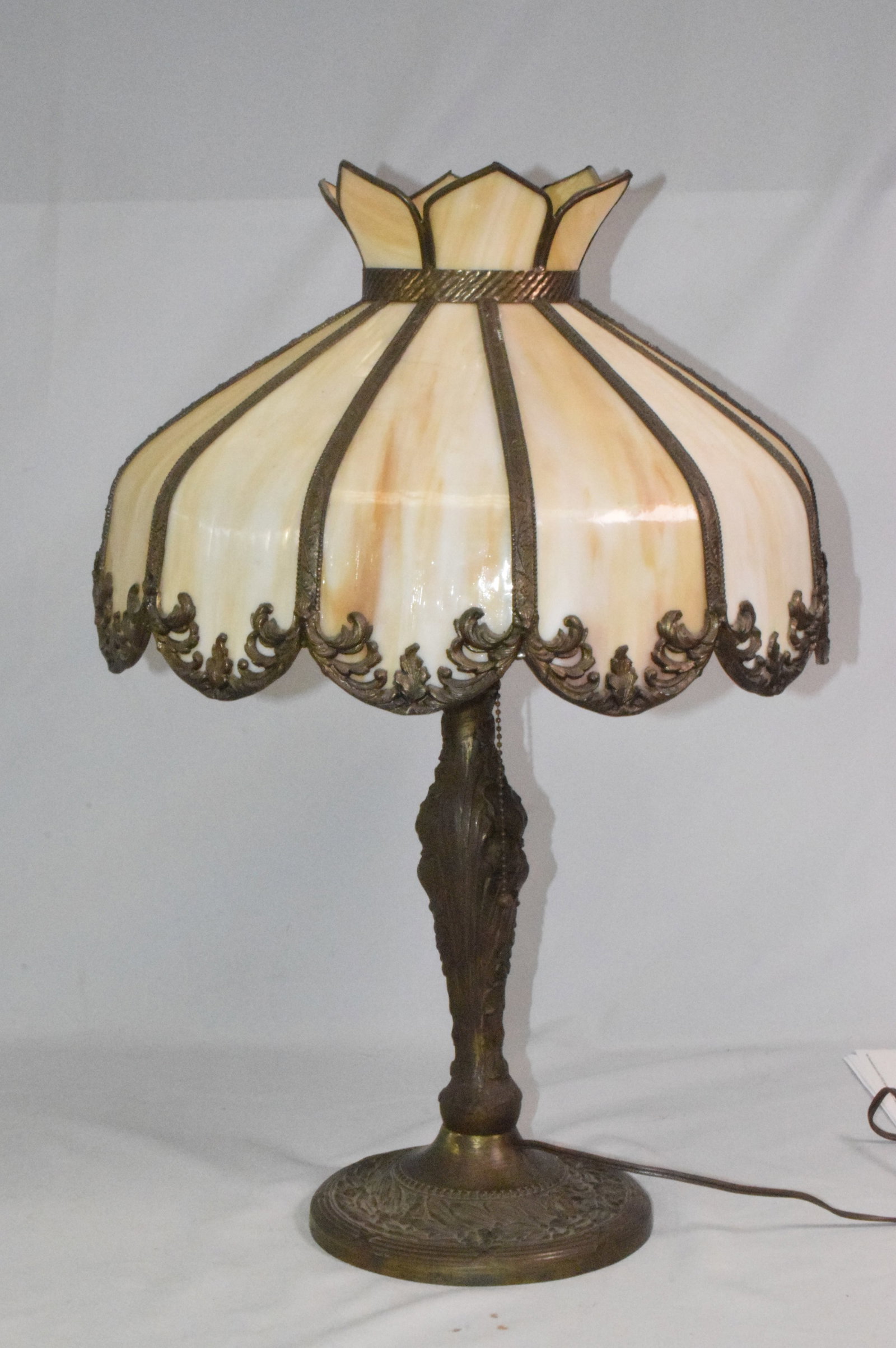 19TH LEADED GLASS 8 PANEL SLAG GLASS TABLE LAMP (1 of 8)