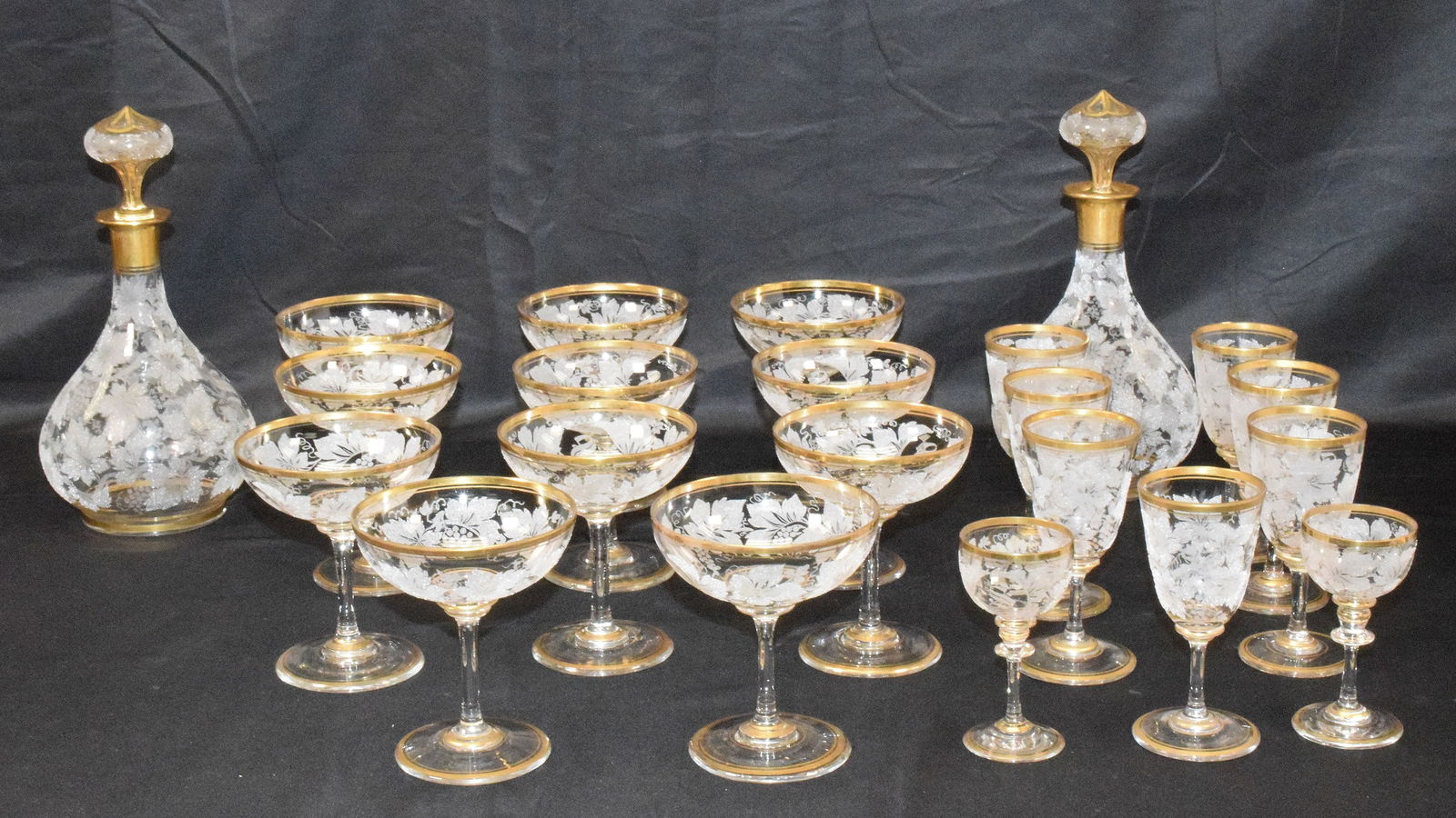 MARY FISKE STOUGHTON LIQUOR SET (1 of 10)