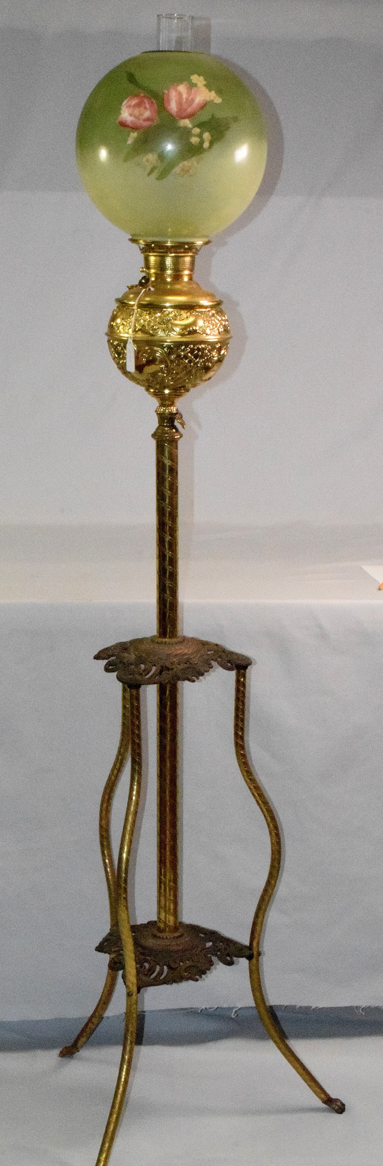 VICTORIAN BRASS STANDING PARLOR OIL LAMP (1 of 6)