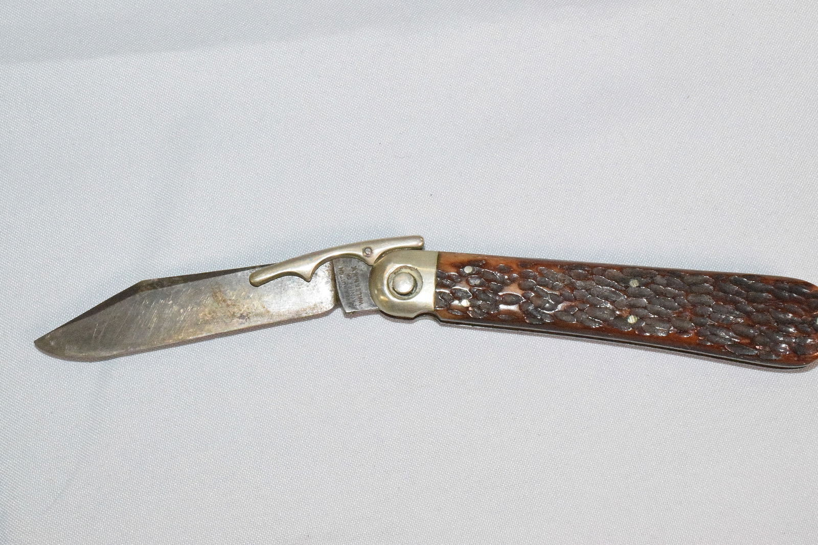 EARLY SCHRADE SWITCH BLADE KNIFE: Blade in good condition. Button does work, but works slow. Needs cleaning and oil. 3 3/4 inch blade. When folded 4 3/4 inches. Good condition.