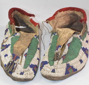 NATIVE AMERICAN INDIAN MOCCASINS (1 of 9)
