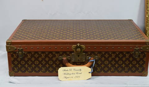 LOUIS VUITTRON SUITCASE WITH WEDDING DRESS (1 of 20)
