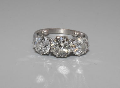 18K WHITE GOLD & DIAMOND RING
