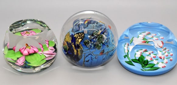 (3) CONTEMPORARY ART GLASS PAPERWEIGHTS