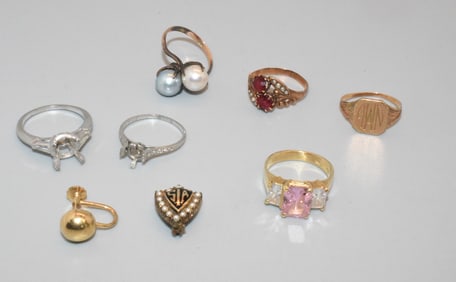 (8) ASSEMBLE GOLD & PLATINUM JEWELRY PIECES