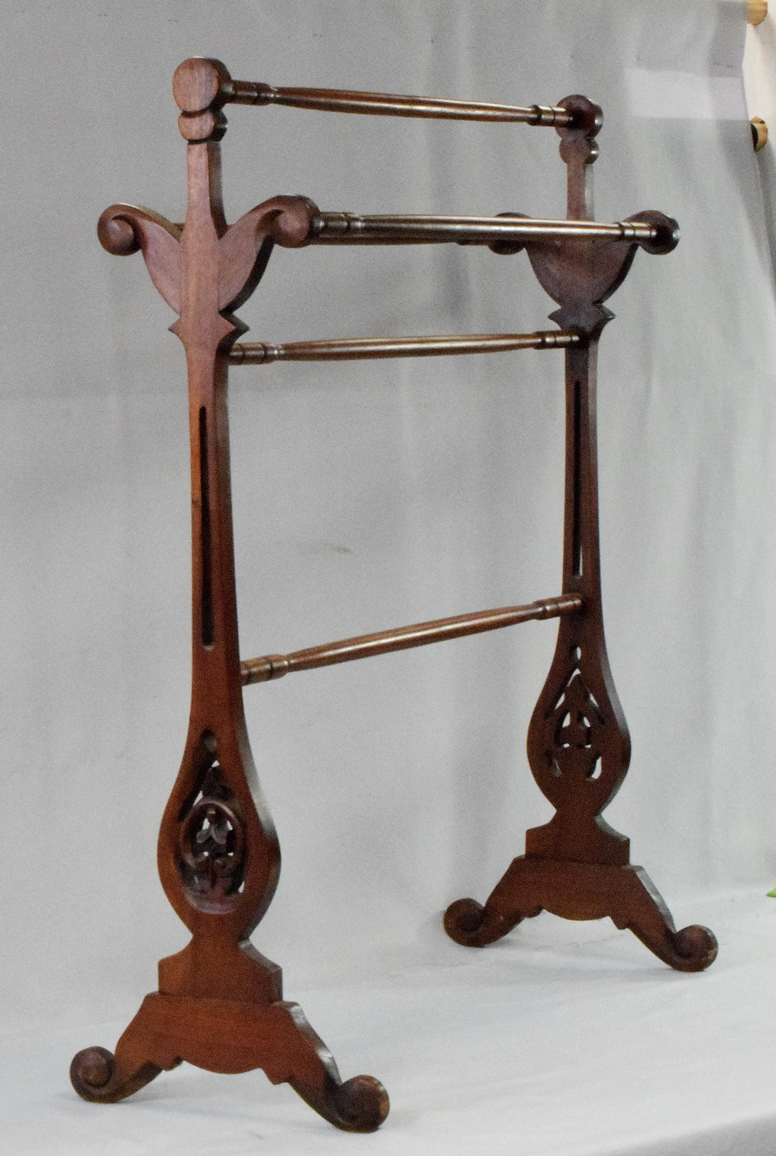 ANTIQUE MAHOGANY BATHROOM TOWEL RAIL (1 of 4)