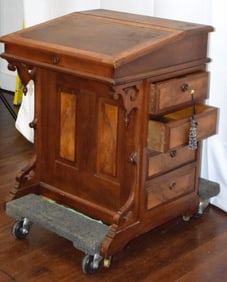 VICTORIAN WALNUT SLODED LID DAVENPORT DESK
