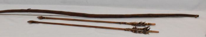 19th NATIVE AMERICAN WOODEN ARROWS & BOW