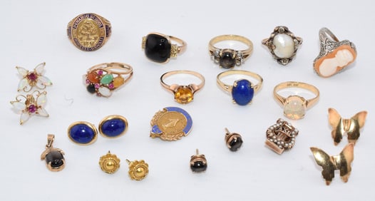 17 ASSEMBLED GOLD JEWELRY PIECES.