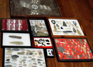 COLLECTION OF NATIVE AMERICAN ARROWHEADS & POINTS