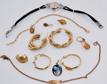 ASSEMBLED GOLD JEWELRY PIECES.