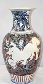 LARGE CHINESE PORCELAIN FOO DOG VASE