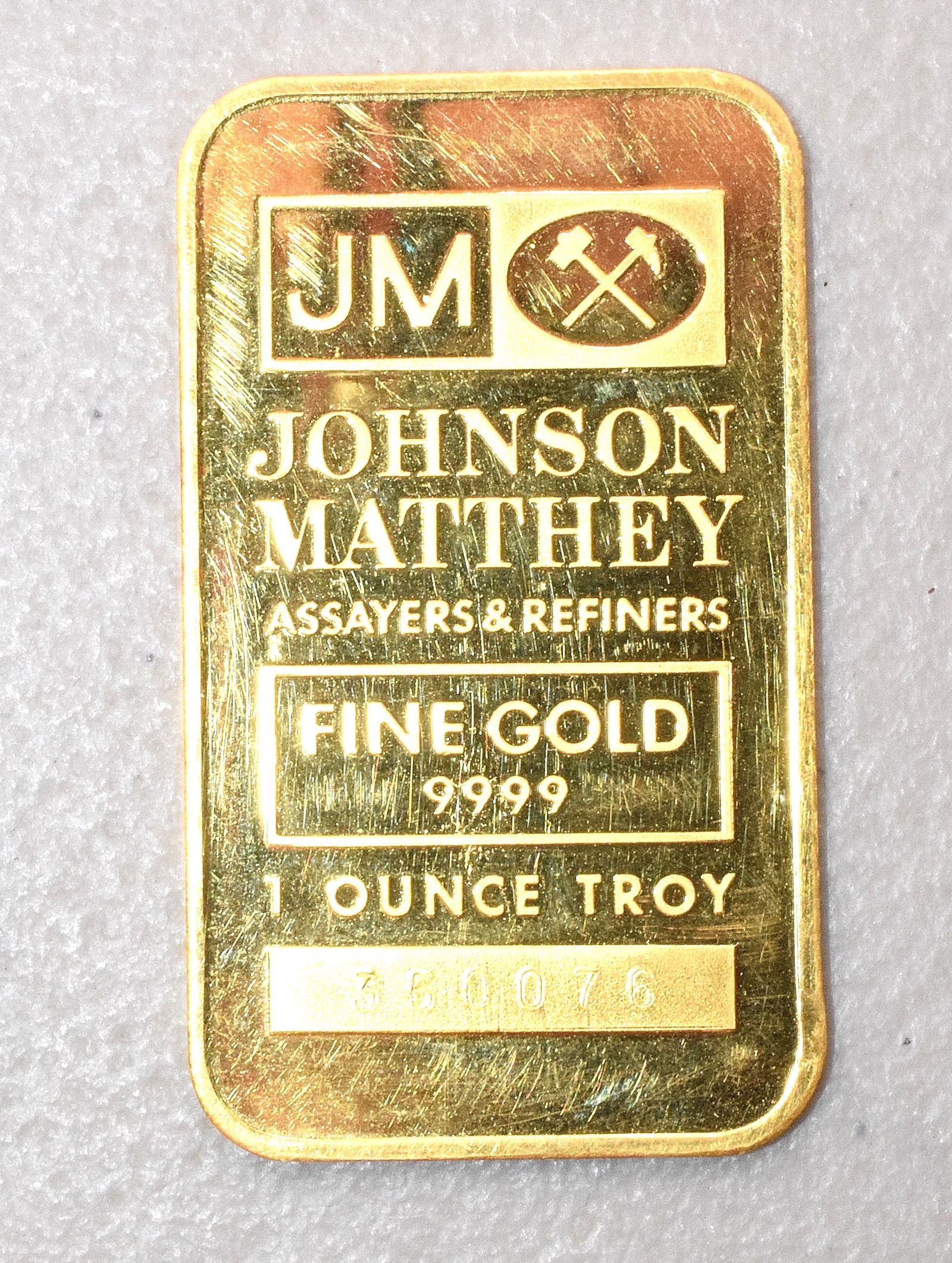 ONE OUNCE .999 FINE GOLD BAR: 1 troy ounce .999 fine gold bar. Johnson Matthey. Numbered 350076. Good condition.