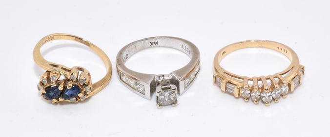 3 VINTAGE GOLD RINGS.
