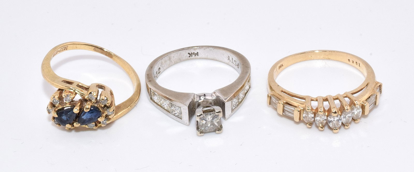 3 VINTAGE GOLD RINGS. (1 of 3)