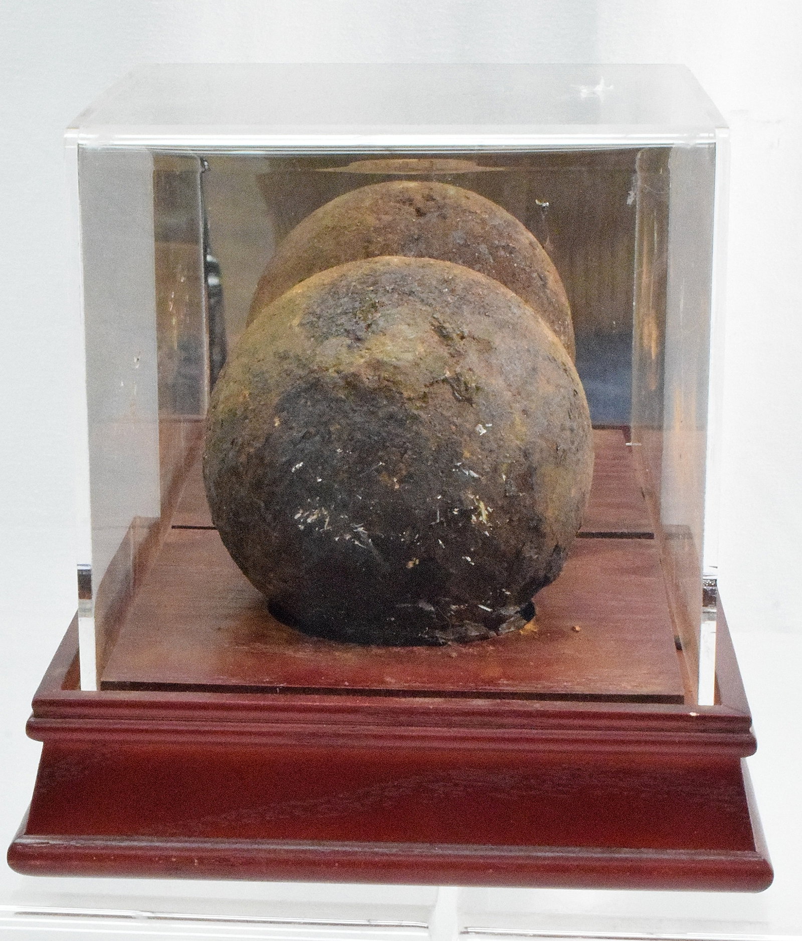 EARLY AMERICAN MORTAR CANNON BALL: Early American 5lb iron mortar cannon ball, in display case. Good condition, some rust. Measures approx. 3 inches. Weighs (with case) approx. 7 lbs.