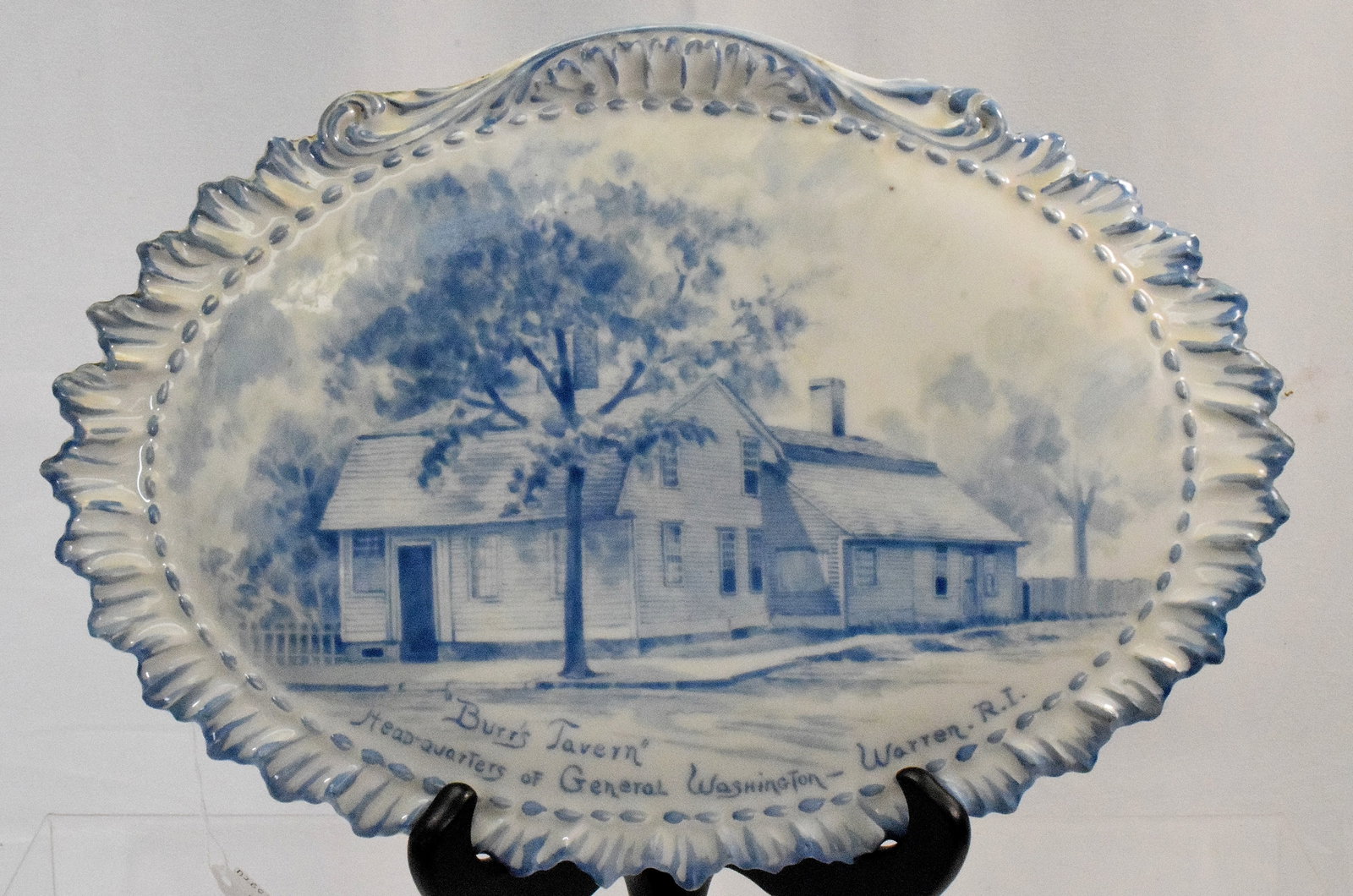 19TH COMMEMORATIVE BURR'S TAVERN PORCELAIN PLAQUE: David Burr's Tavern located in Warren RI. Hand painted Commemorative plaque. Tavern is historically significant for George Washingtons headquarters. 13 1/2 inches x 9 1/2 inches. Goodcondition.